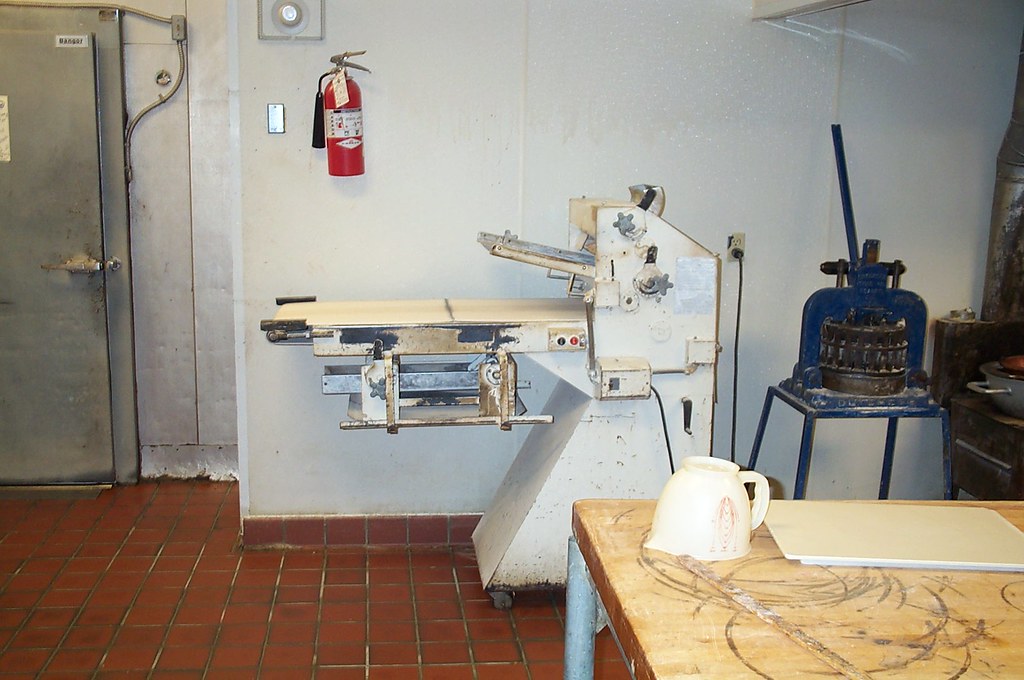 Edelstahl-Kühlgerät und Küchengeräte im Ausstellungsraum